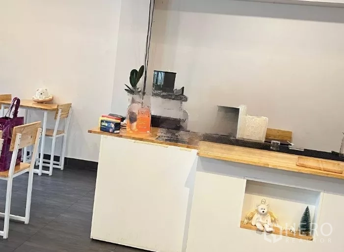 零售空间 出租在Watthana, Bangkok - 整洁的室内，服务吧台与小型座位区，灰色地砖