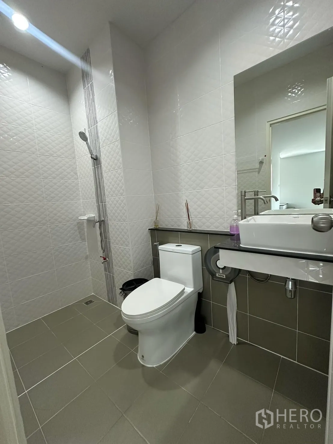 Home Office for rent in Khlong Luang, Pathum Thani - Modern bathroom with shower, toilet, basin and wall mirror.