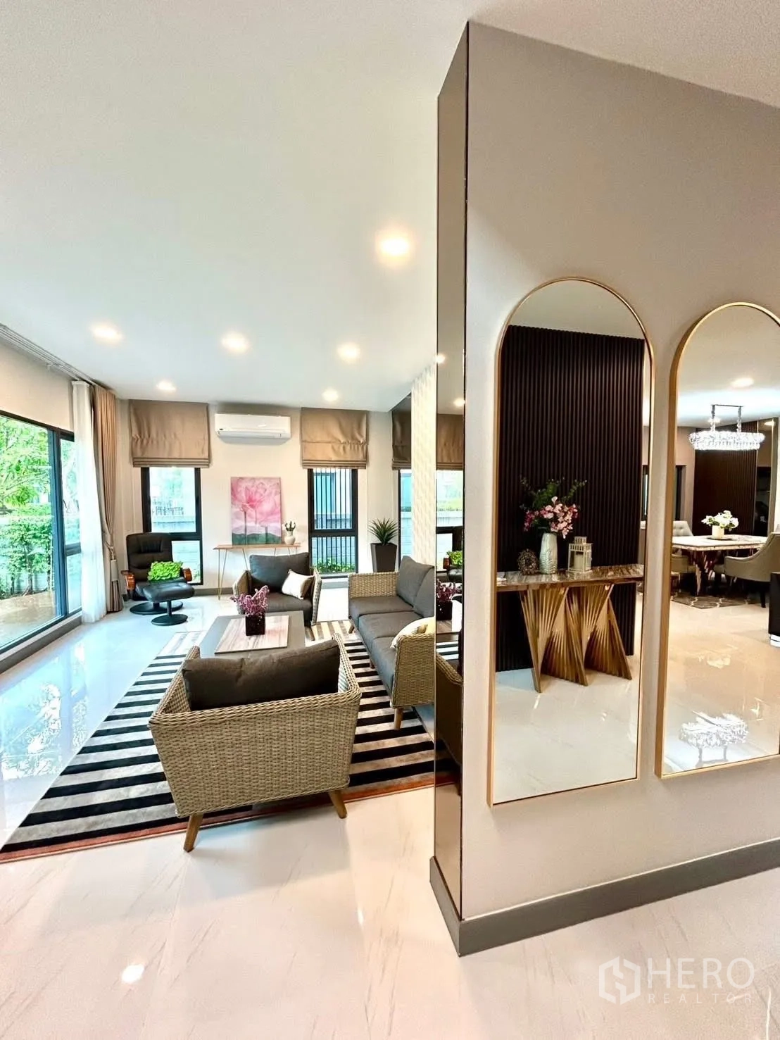 独栋房屋 for rent in Bang Phli, Samut Prakan - 入口走廊设拱形镜面，望向客厅与餐区。