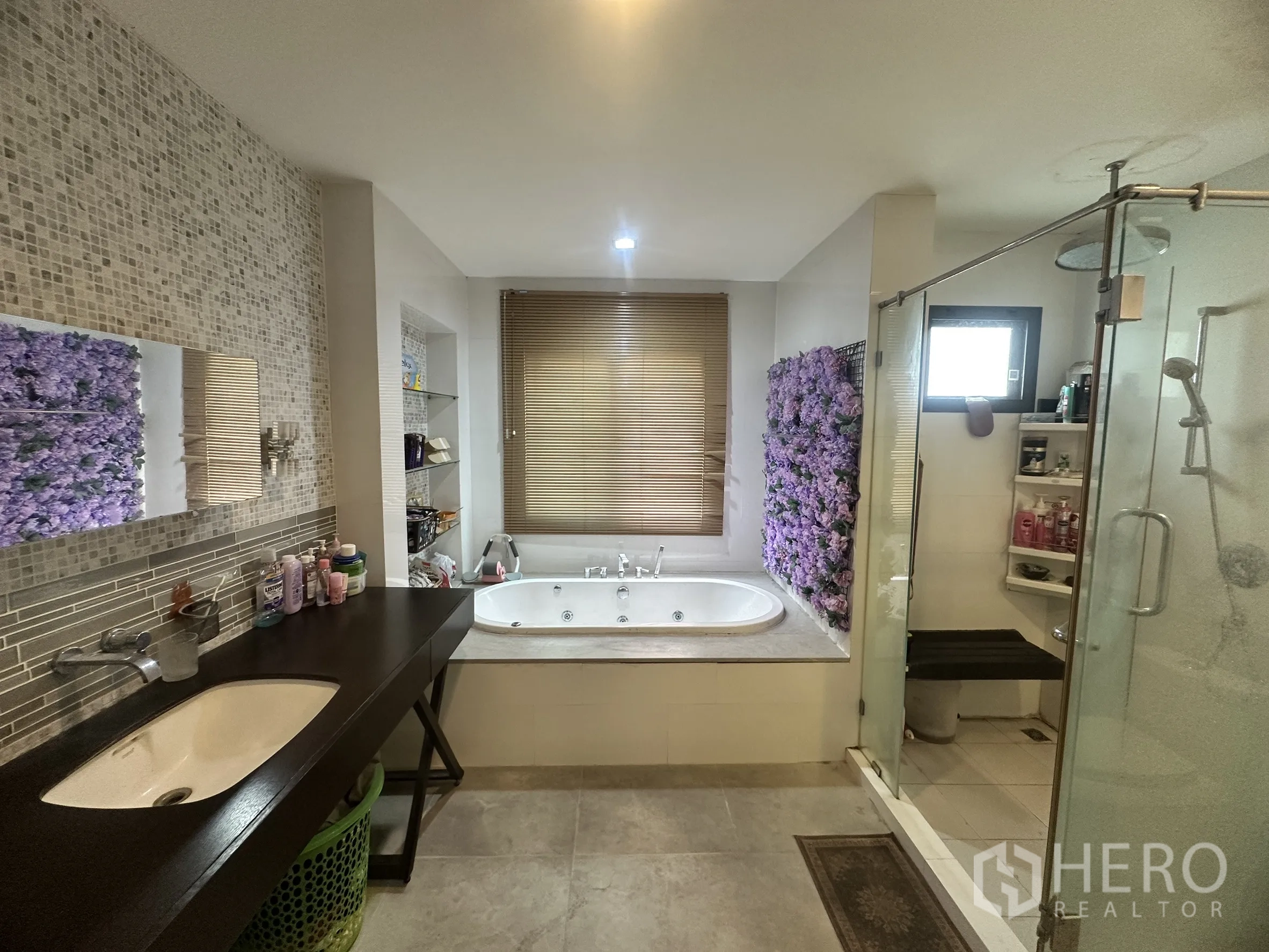 Detached House for sale in Pak Kret, Nonthaburi - Bathroom with bathtub, glass shower, and single-sink vanity.