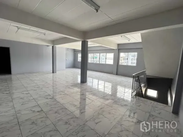 货栈 出租在Bang Phli, Samut Prakan - 开放式夹层工作区，亮面地砖与充足自然光