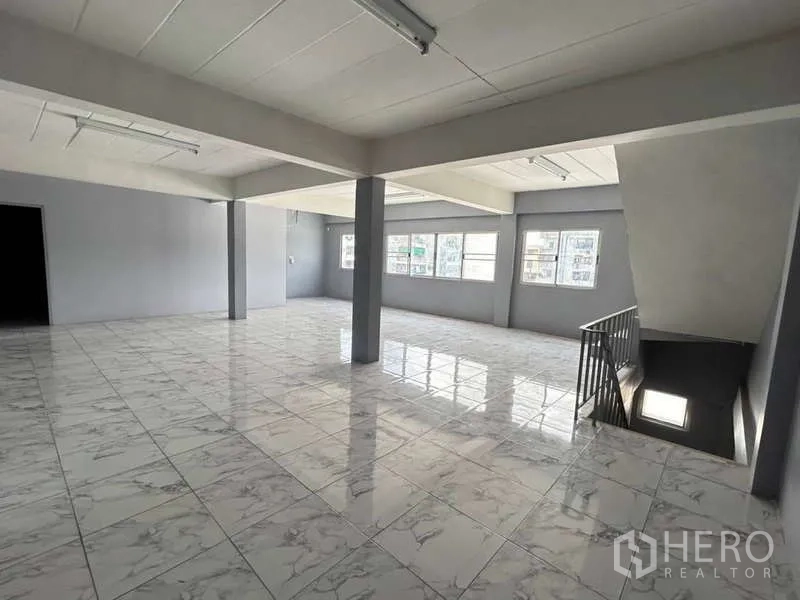 货栈 出租在Bang Phli, Samut Prakan - 开放式夹层工作区，亮面地砖与充足自然光