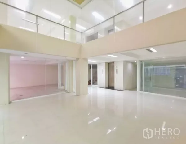 独立商业地产 出售在Bang Rak, Bangkok - 挑高大堂，玻璃隔间与夹层栏杆，电梯门及高光地面。