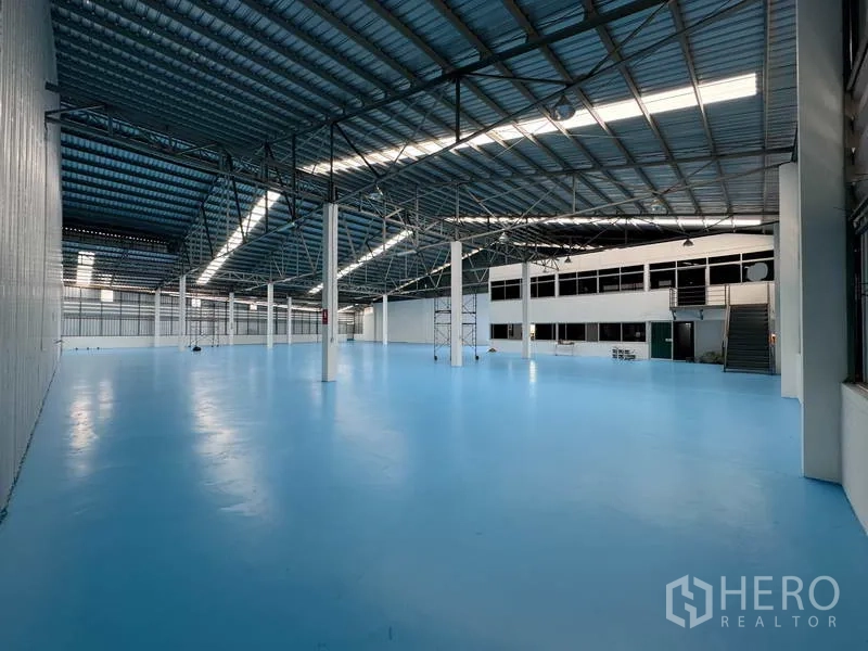 货栈 出租在Mueang Pathum Thani, Pathum Thani - 横跨作业区的广角，朝向夹层办公室与楼梯。