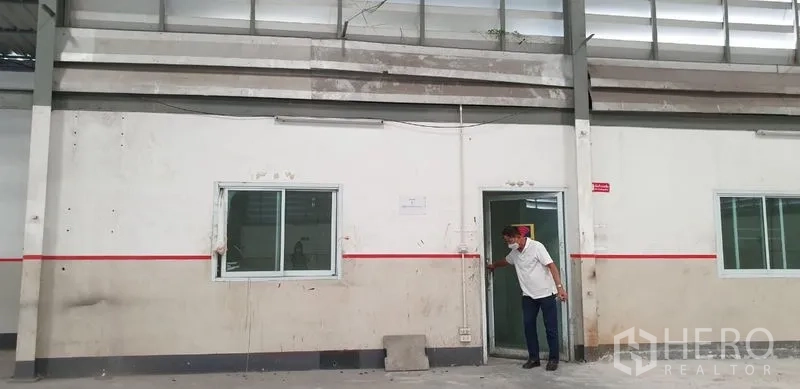 คลังสินค้า ให้เช่าในLam Luk Ka, Pathum Thani - มุมใกล้ประตูทางเข้าและหน้าต่างบานเลื่อนใต้ช่องลม