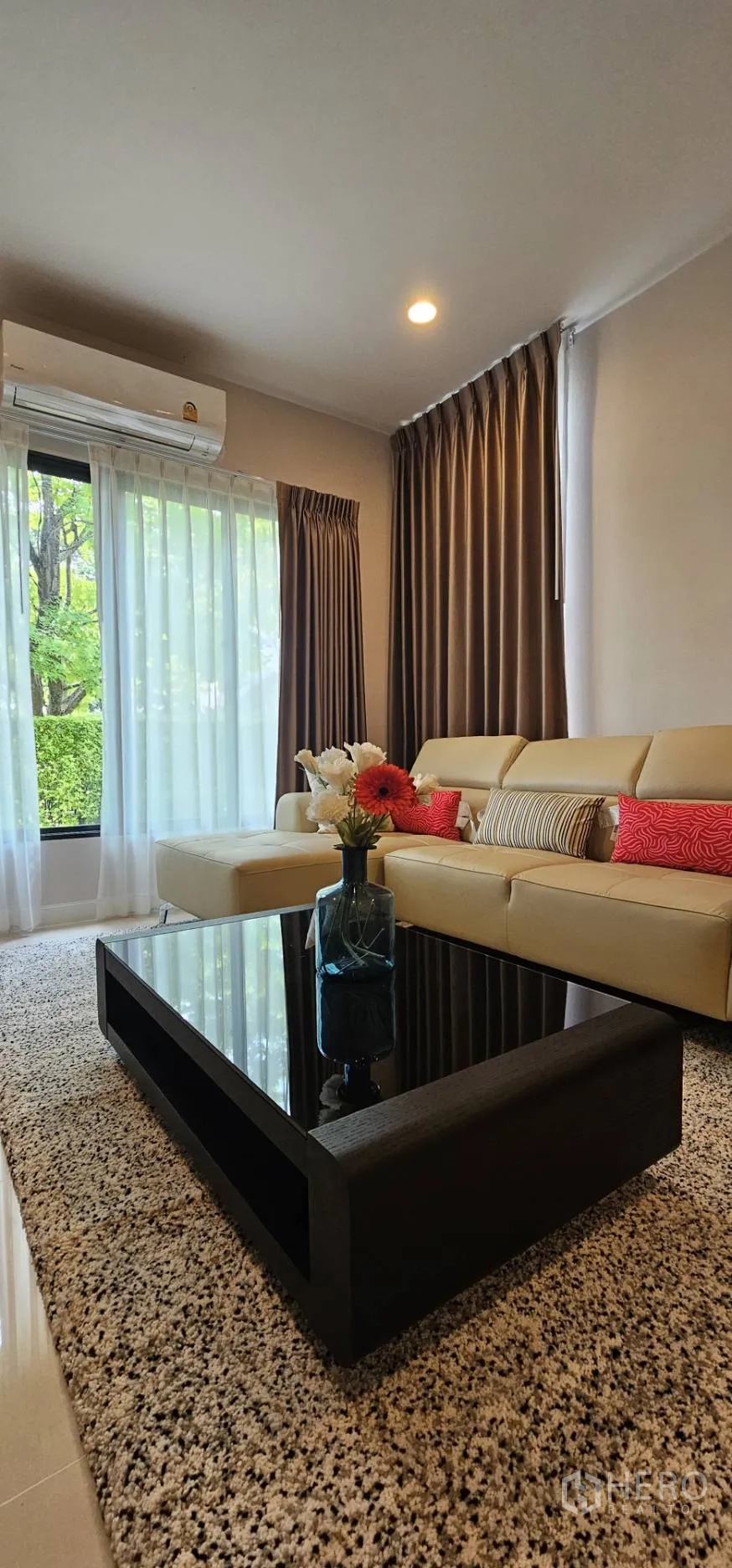 Detached House for rent in Bang Kapi, Bangkok - Cozy lounge corner with cream sofa, black coffee table and garden view.