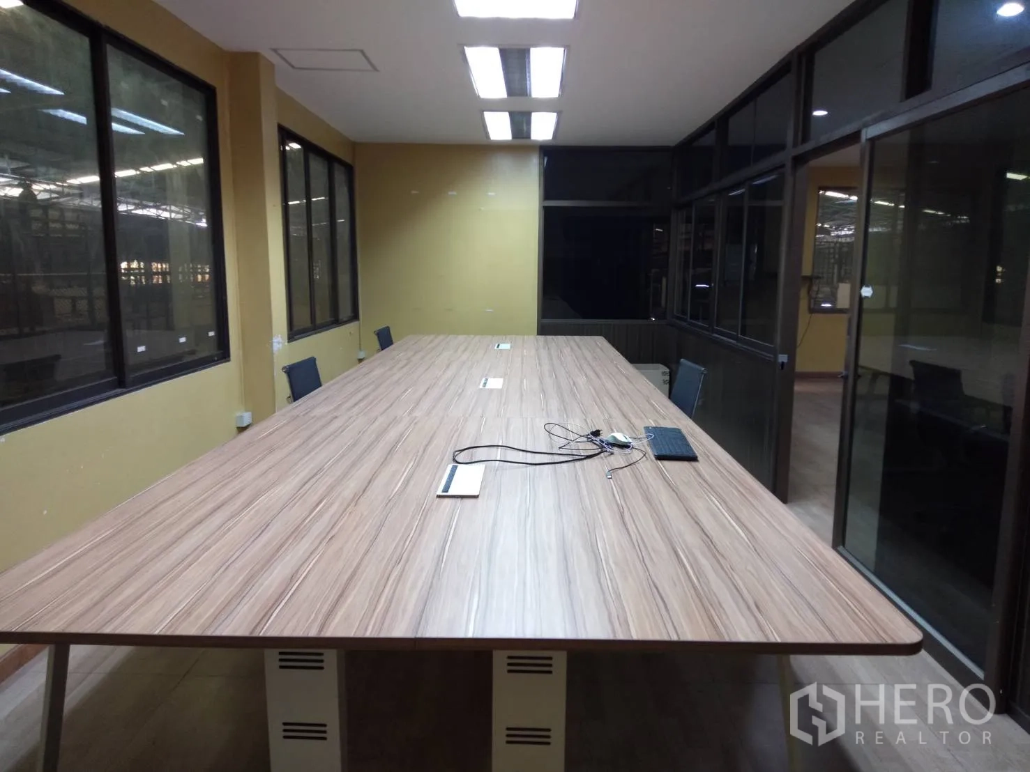 工厂 出租在Lam Luk Ka, Pathum Thani - 会议室配长桌、座椅与天花灯。
