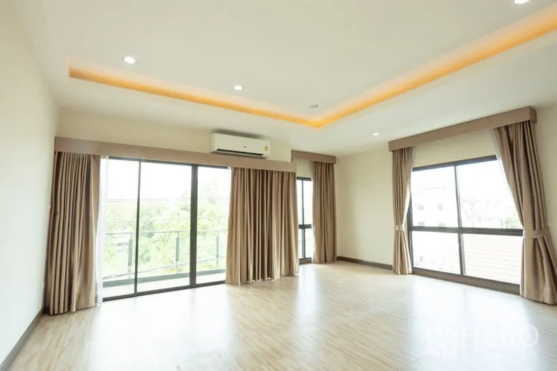 สำนักงานที่บ้าน ให้เช่าในBang Khen, Bangkok - ห้องมุมมีหน้าต่างเต็มบาน เปิดออกสู่ระเบียง พร้อมเครื่องปรับอากาศ