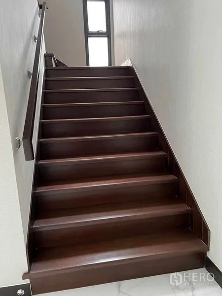 บ้าน ขายในBang Kruai, Nonthaburi - บันไดไม้พร้อมราวจับขึ้นสู่ชั้นบน