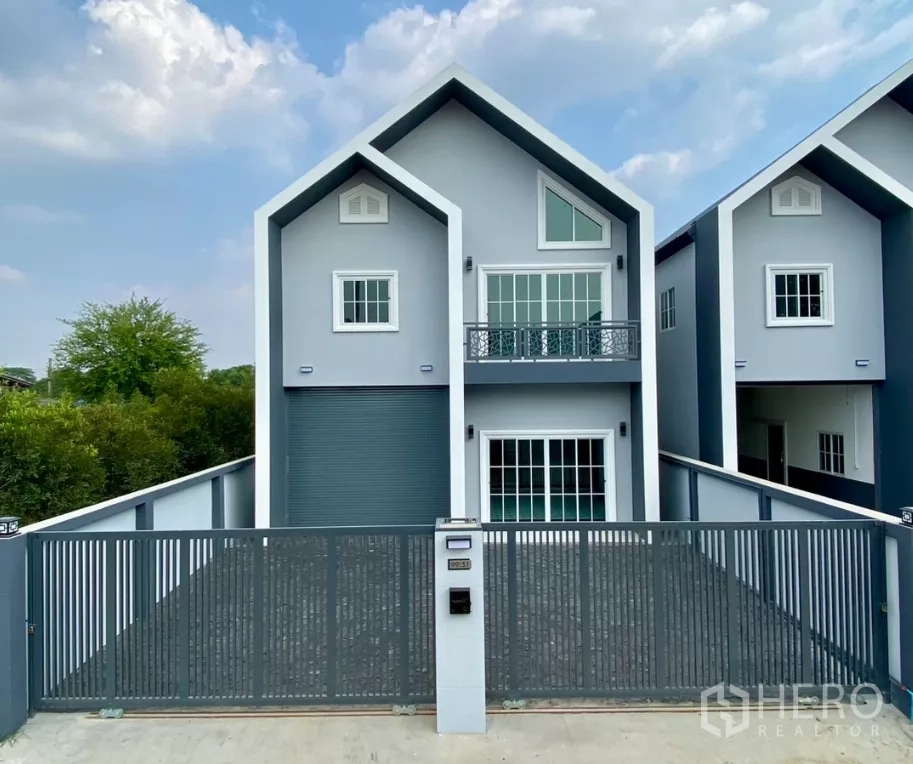 工厂 出租或出售在Bang Bua Thong, Nonthaburi - 暖武里邦武通新建尖顶工厂，带推拉大门与铺装车道。