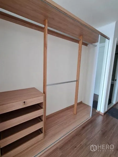 公寓 出租或出售在Yan Nawa, Bangkok - 内置开放式衣柜，配挂衣杆与抽屉，木纹质感。