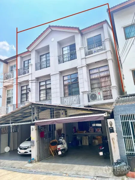 联排别墅 出租或出售在Phra Khanong, Bangkok - 三层联排别墅外立面，带阳台与可停两辆车的遮蔽车库，近BTS安努站