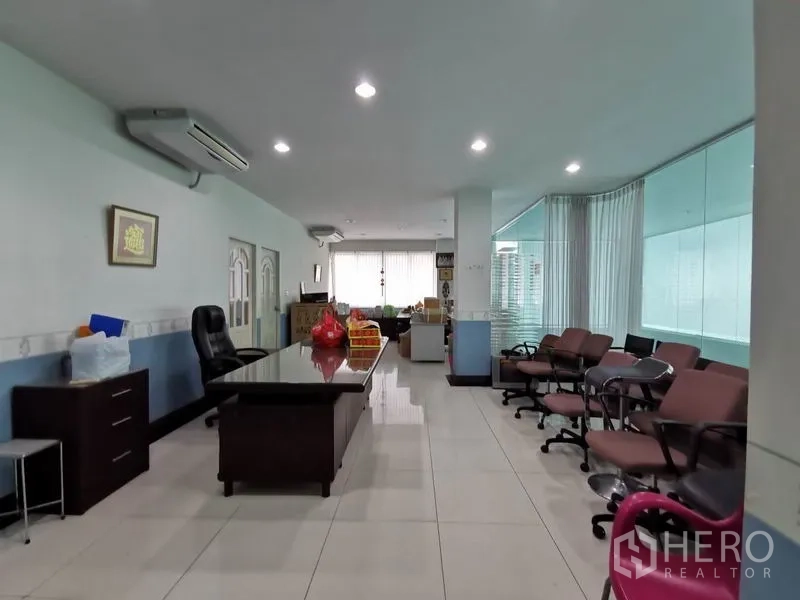 สำนักงาน ให้เช่าในKhlong San, Bangkok - สำนักงานแบบเปิด มีเก้าอี้ประชุม โต๊ะยาว และผนังกระจกเต็มสูง