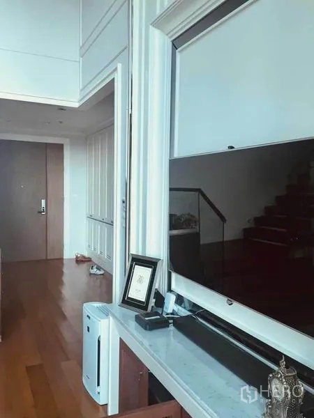 คอนโด ให้เช่าหรือขายในKhlong Toei, Bangkok - โถงทางเข้าและมุมทีวี พื้นไม้ พร้อมบันไดภายในคอนโด