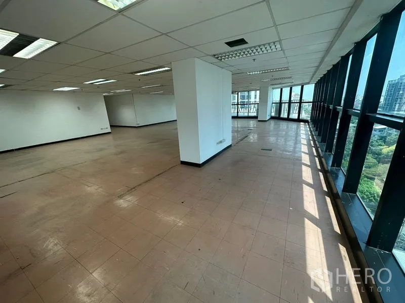 办公空间 出租 - 采光充足的办公区，长窗与中心立柱，阳光洒在地砖地面上。