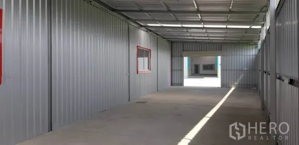 คลังสินค้า ให้เช่าในBang Yai, Nonthaburi - โถงทางขนถ่ายสินค้ามุงหลังคาตลอด ผนังเมทัลชีทมีหน้าต่าง และพื้นคอนกรีต
