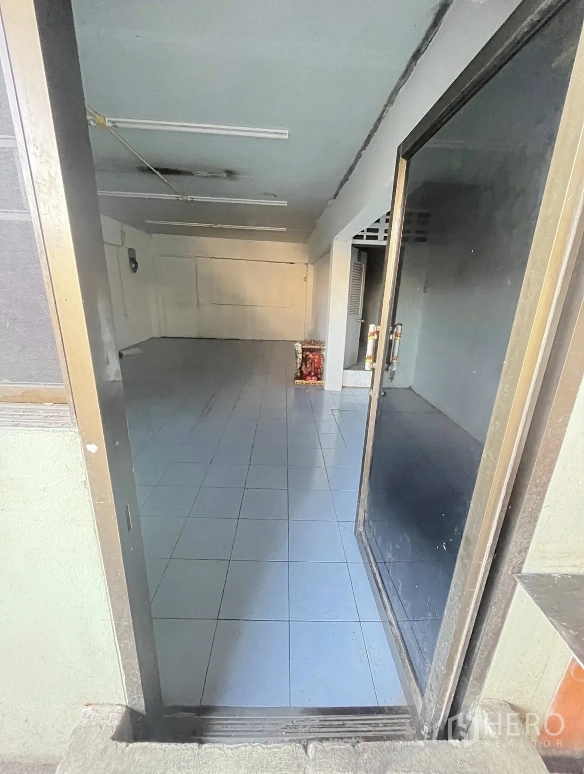 仓库 for rent in Chatuchak, Bangkok - 从门口看到的铺砖多功能房，顶部装有日光灯。