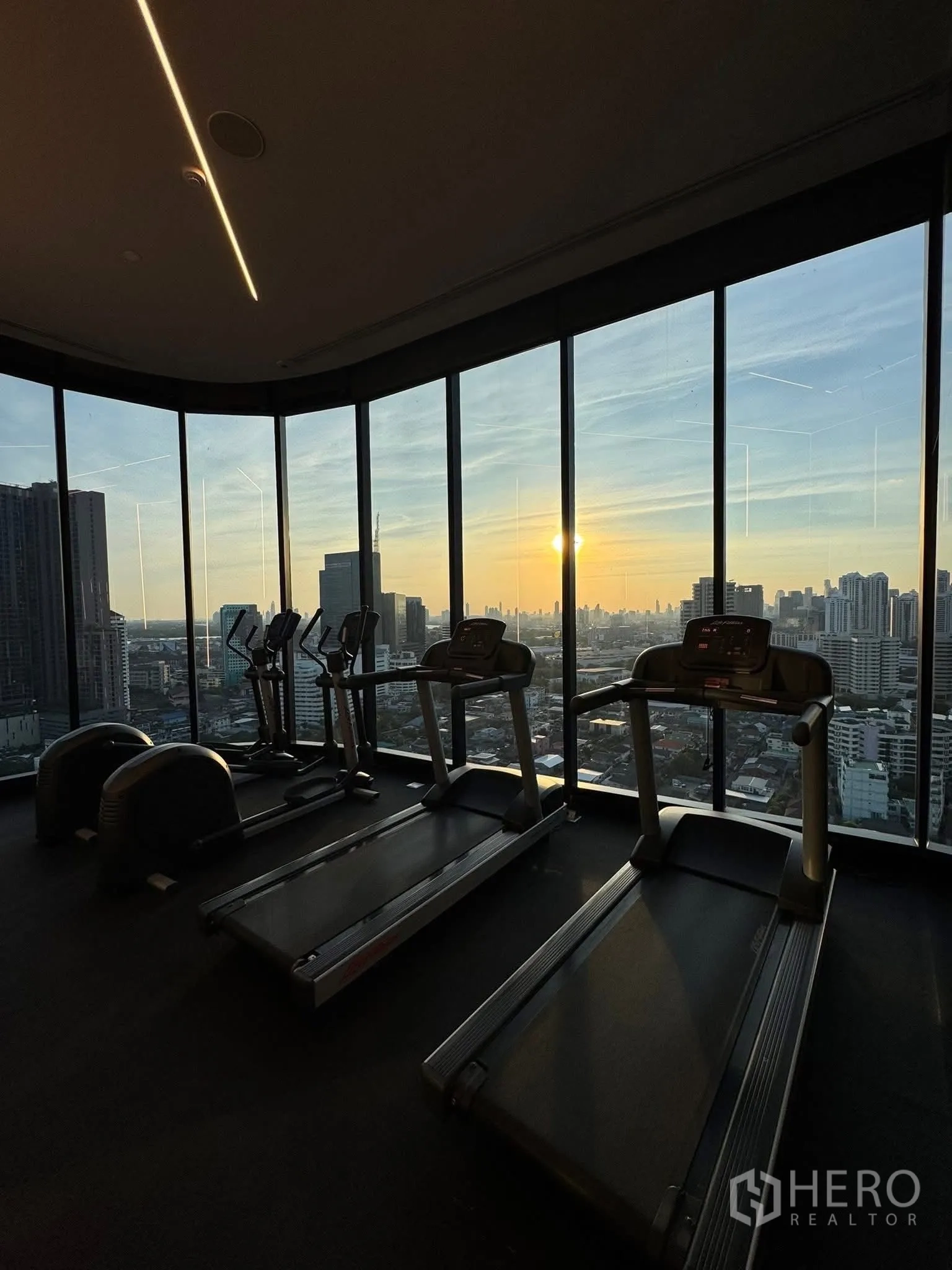 คอนโด for rent in Khlong Toei, Bangkok - ห้องฟิตเนสชั้นสูงพร้อมลู่วิ่งหันสู่วิวพระอาทิตย์ตกกรุงเทพฯแบบพาโนรามา