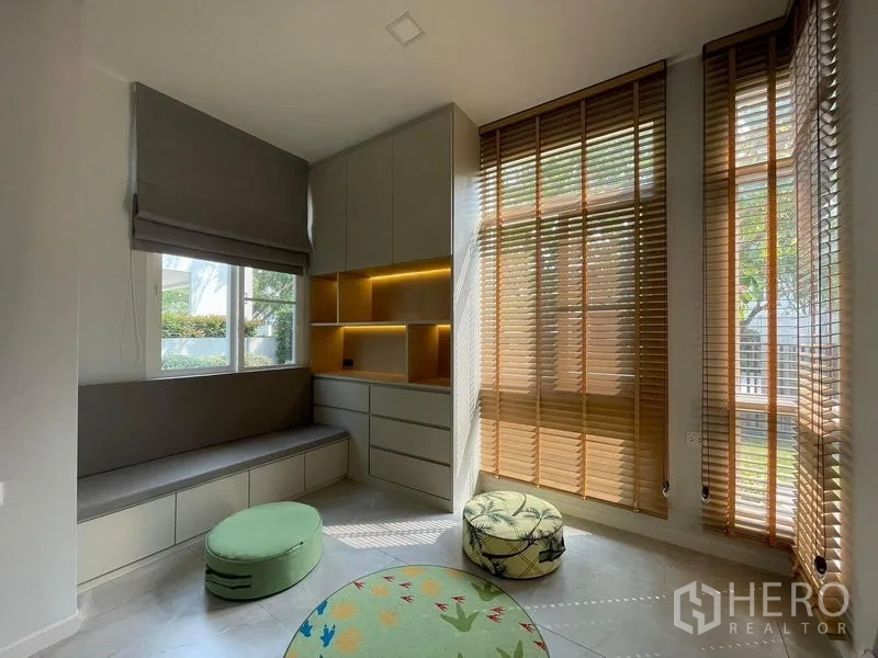 บ้าน ให้เช่าในPrawet, Bangkok - มุมทำงาน/ไอที รับแสงดี มีที่นั่งริมหน้าต่าง ตู้บิลท์อิน และมู่ลี่ไม้สูงมองเห็นสวน