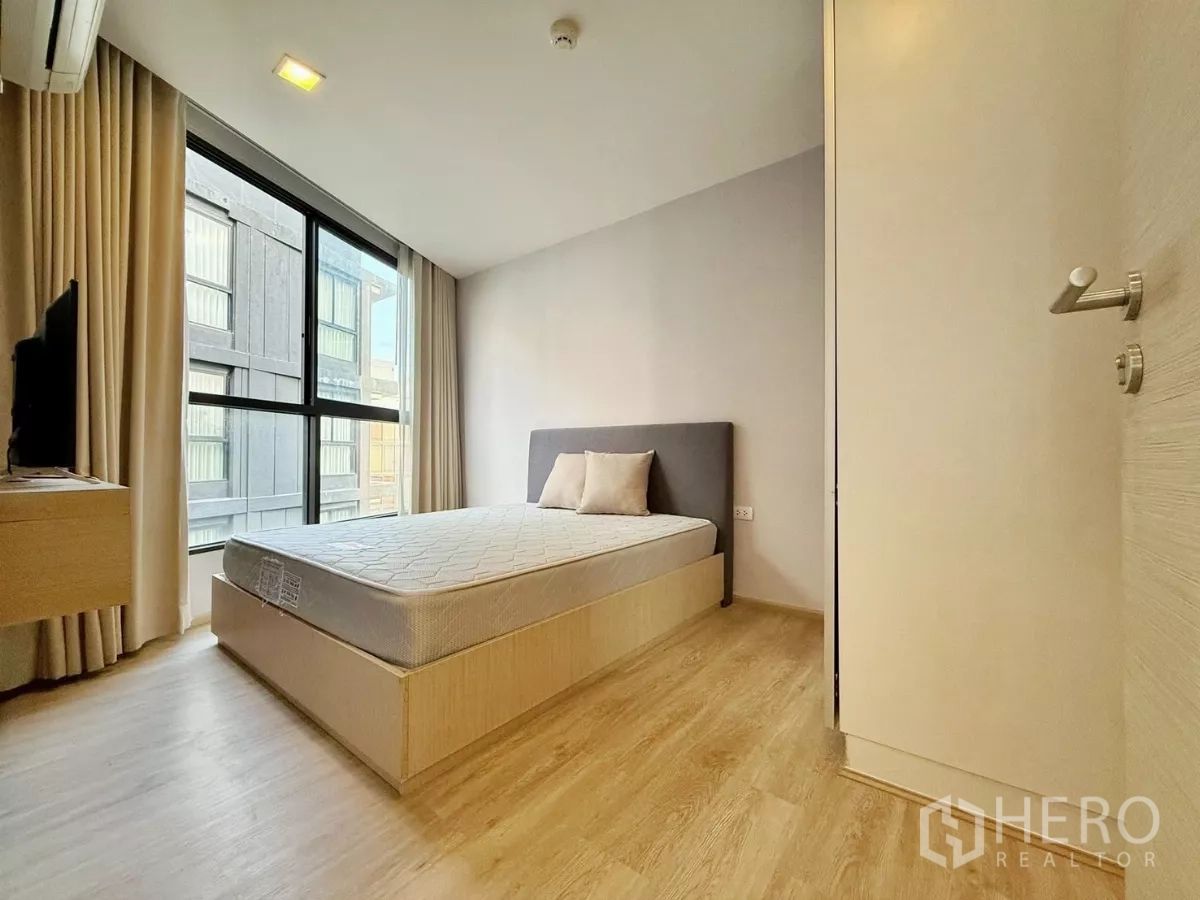 คอนโด ให้เช่าหรือขายในWatthana, Bangkok - ห้องนอนที่สอง เตียงขนาดกลาง ตู้เสื้อผ้า และหน้าต่างสูง