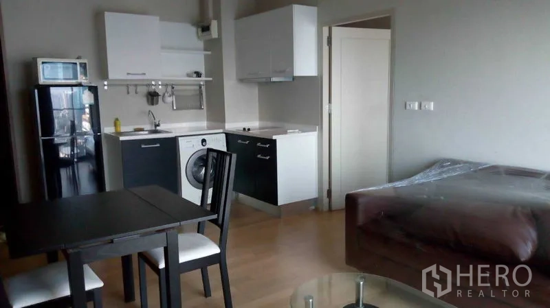 คอนโด ให้เช่าในWatthana, Bangkok - ครัวขนาดกะทัดรัดพร้อมตู้เย็น ไมโครเวฟ เครื่องซักผ้า และชุดโต๊ะอาหารในคอนโดเอกมัย