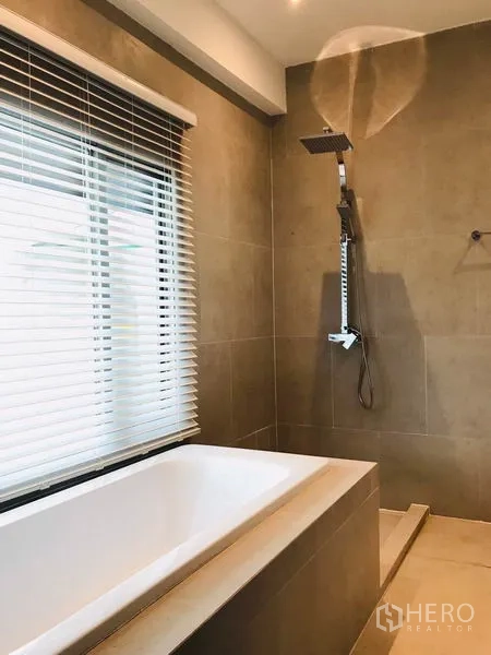 ทาวน์เฮาส์ ให้เช่าหรือขายในKhlong Toei, Bangkok - ห้องน้ำสำหรับครอบครัวมีอ่างอาบน้ำ โซนอาบน้ำแยก และมู่ลี่