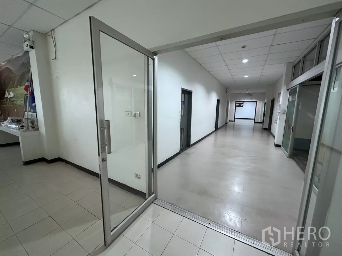 โรงงาน ขายในLat Krabang, Bangkok - โถงทางเข้าและทางเดิน ประตูกระจก พื้นกระเบื้อง