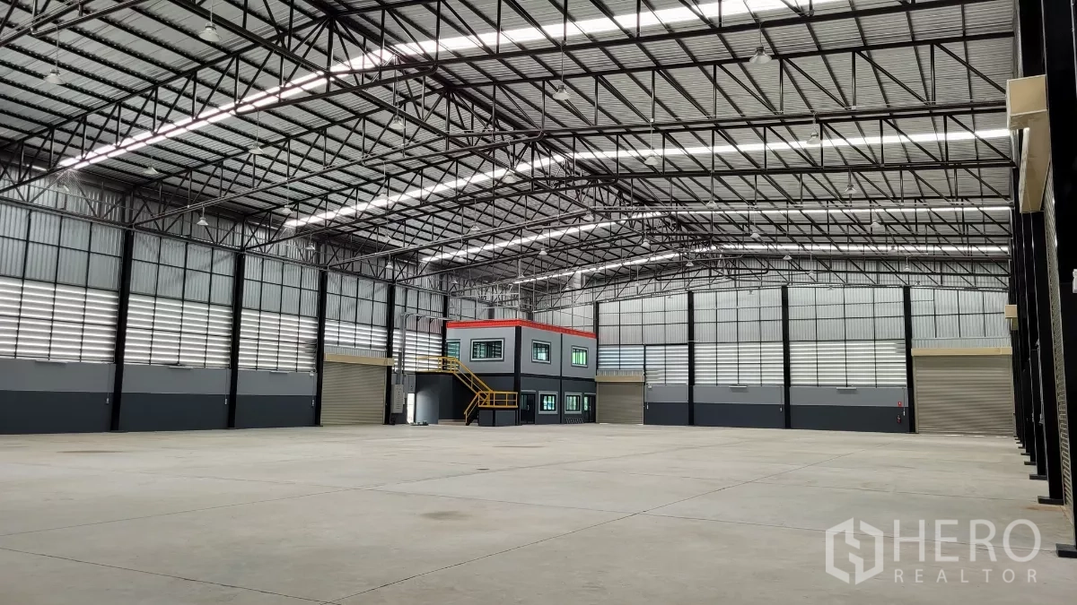 โรงงาน ให้เช่าหรือขายในPhanat Nikhom, Chon Buri - ฮอลล์โกดังสว่าง มีประตูขนถ่ายหลายบานและบล็อกออฟฟิศชั้นลอย