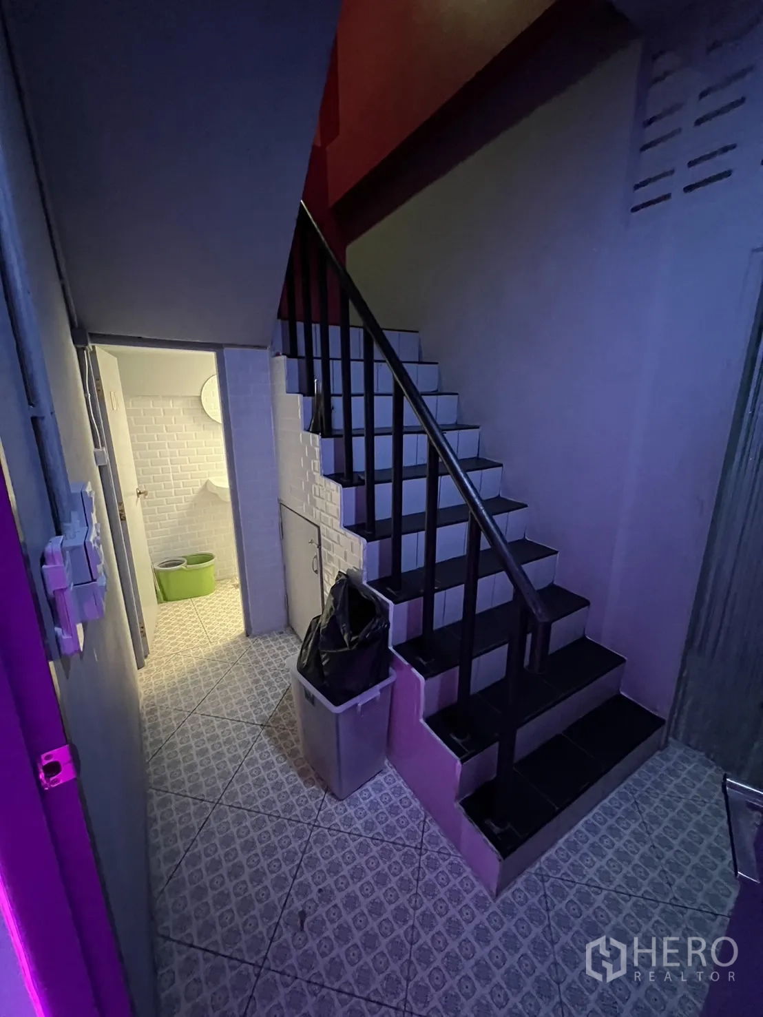 อาคารพาณิชย์ ให้เช่าหรือขายในWatthana, Bangkok - ชานพักบันได กระเบื้องลาย พร้อมประตูทางเข้าห้องน้ำ