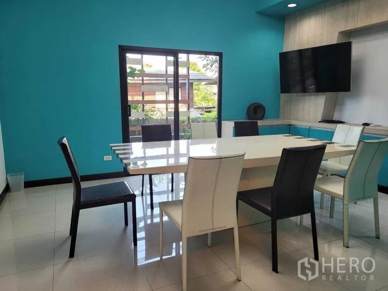 工厂 出售在Saphan Sung, Bangkok - 小型会议室，电视、白色会议桌与多把椅子。