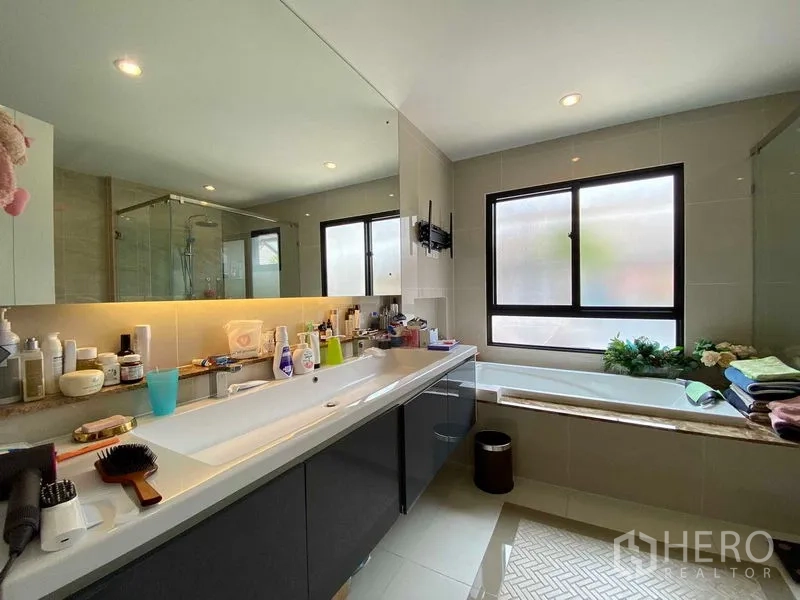 บ้าน ขายในPrawet, Bangkok - ห้องน้ำมีอ่างล้างหน้าแบบคู่ อ่างอาบน้ำ และกระจกบานใหญ่รับแสง