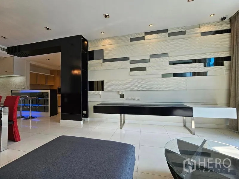 Condominium for rent or sale in Pathum Wan, Bangkok - Feature wall and breakfast bar detail in the condo’s living area.