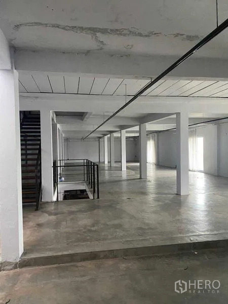 零售空间 出租在Bang Na, Bangkok - 开放空间，楼梯井、梁架与周边窗户。