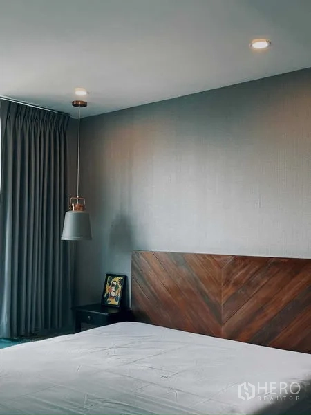 公寓 出租在Suan Luang, Bangkok - 主卧木质床头特写，床侧吊灯