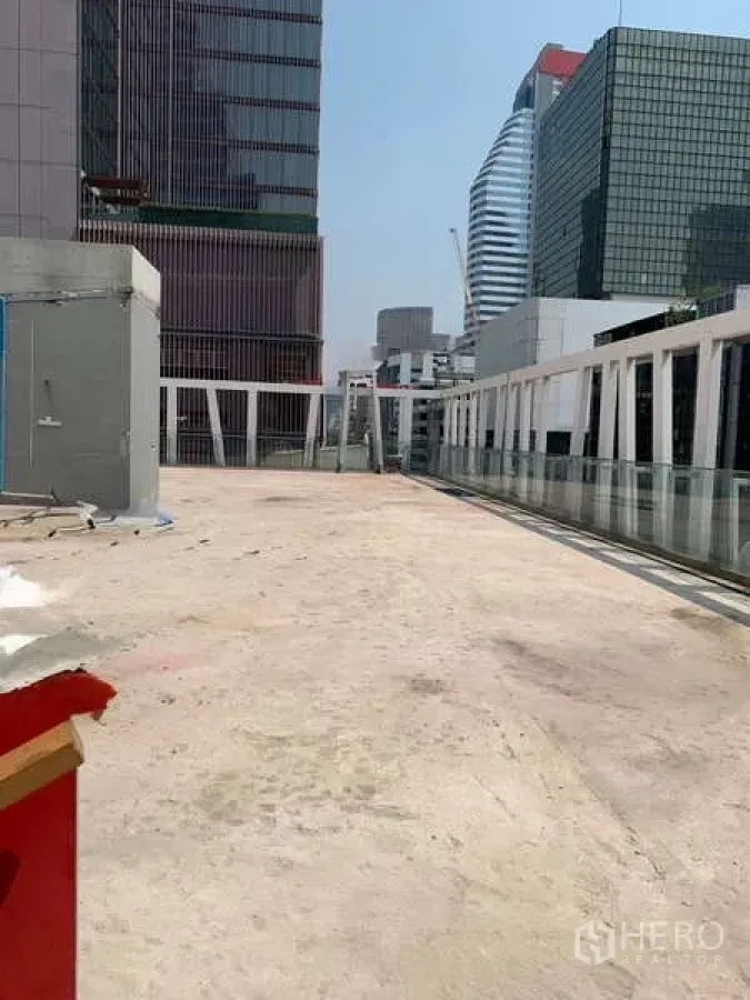 พื้นที่ขายปลีก ให้เช่าในSathon, Bangkok - ดาดฟ้ากว้างพร้อมราวกันตกกระจก มุมมองสกายไลน์ย่านสาทร