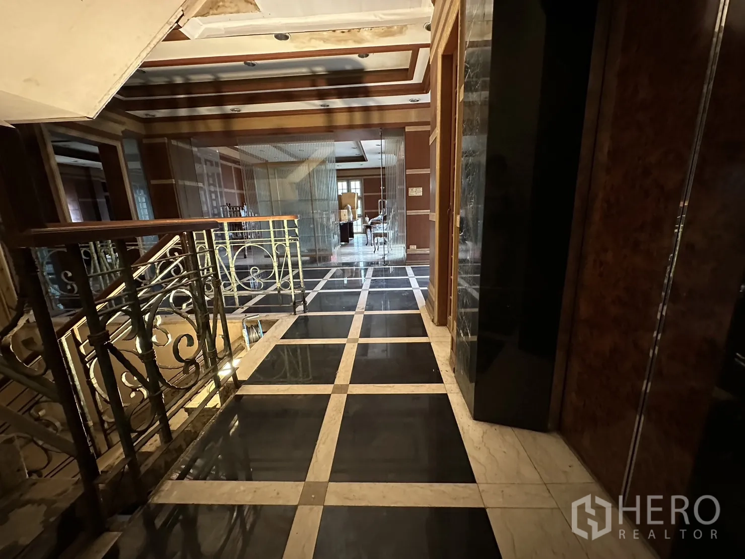 สำนักงานที่บ้าน ให้เช่าในHuai Khwang, Bangkok - โถงทางเดินพื้นหินอ่อนลายตารางและราวบันไดโลหะลวดลาย