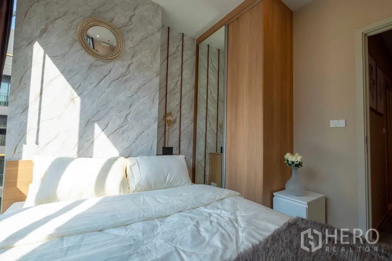 คอนโด ให้เช่าในBang Na, Bangkok - มุมห้องนอนสว่าง ตู้เสื้อผ้าบิวต์อิน และโต๊ะหัวเตียง