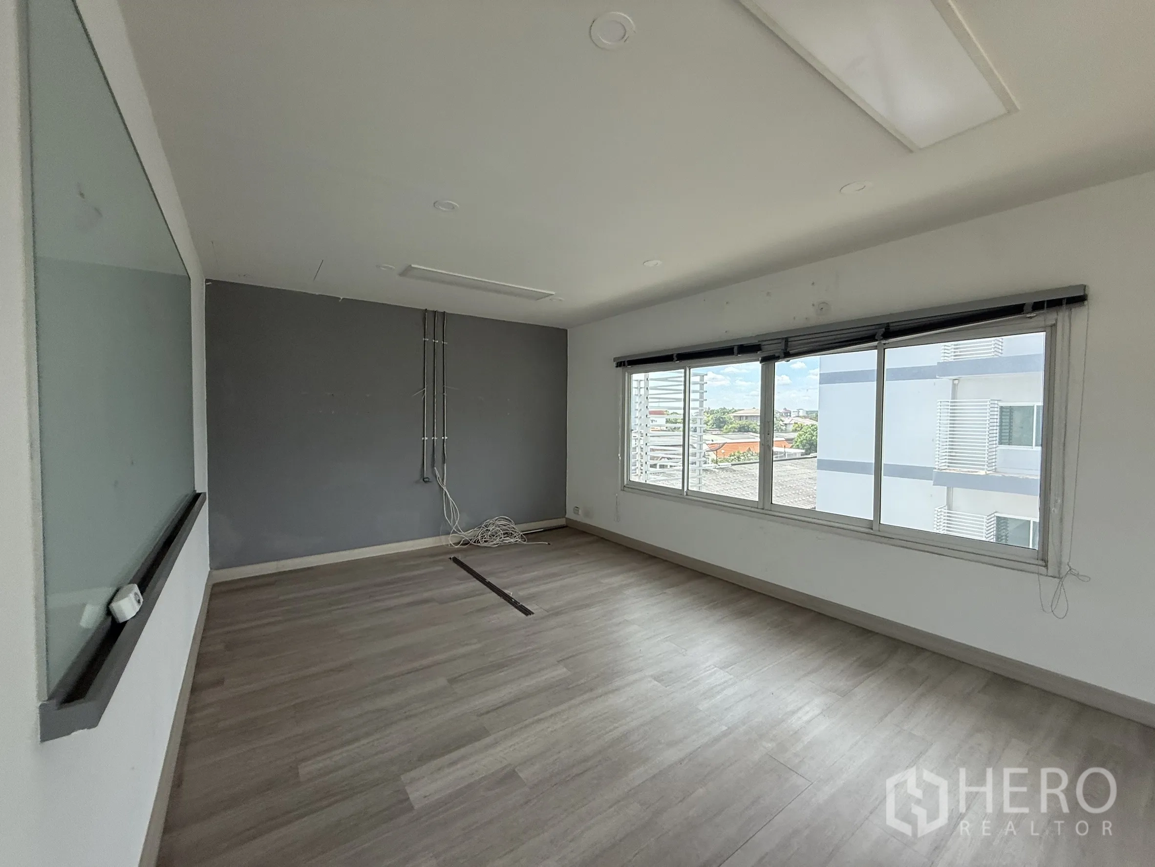 สำนักงาน ให้เช่าในBueng Kum, Bangkok - ห้องประชุม/เทรนนิ่งขนาดเล็ก มีหน้าต่างบานใหญ่และไวท์บอร์ด