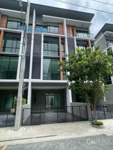 带办公室的家 出租在Bueng Kum, Bangkok - 现代多层Home Office外立面，落地窗与带门庭院停车位，位于Bueng Kum。