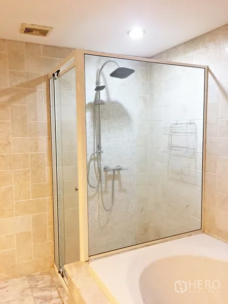คอนโด ให้เช่าในPathum Wan, Bangkok - ตู้ อาบน้ำกระจกพร้อมเรนชาวเวอร์และผนังกระเบื้อง