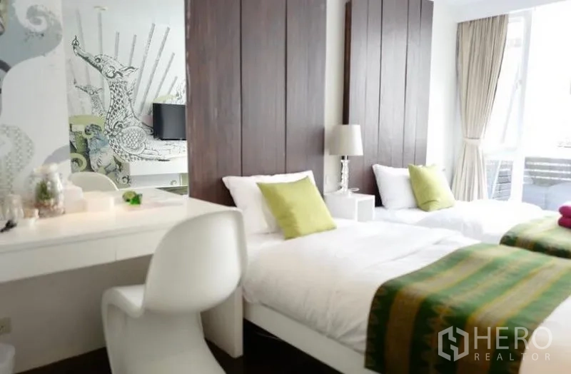 ทาวน์เฮาส์ ให้เช่าในKhlong Toei, Bangkok - ห้องนอนเตียงคู่สว่าง โปร่ง หน้าต่างสูงจรดเพดาน โทนสีเขียว