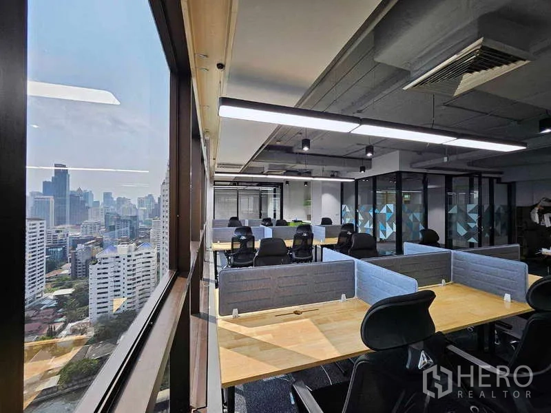 สำนักงาน ให้เช่าในRatchathewi, Bangkok - พื้นที่ทำงานริมหน้าต่างบานใหญ่ เพดานเปลือย ห้องประชุมกระจก และวิวตัวเมือง