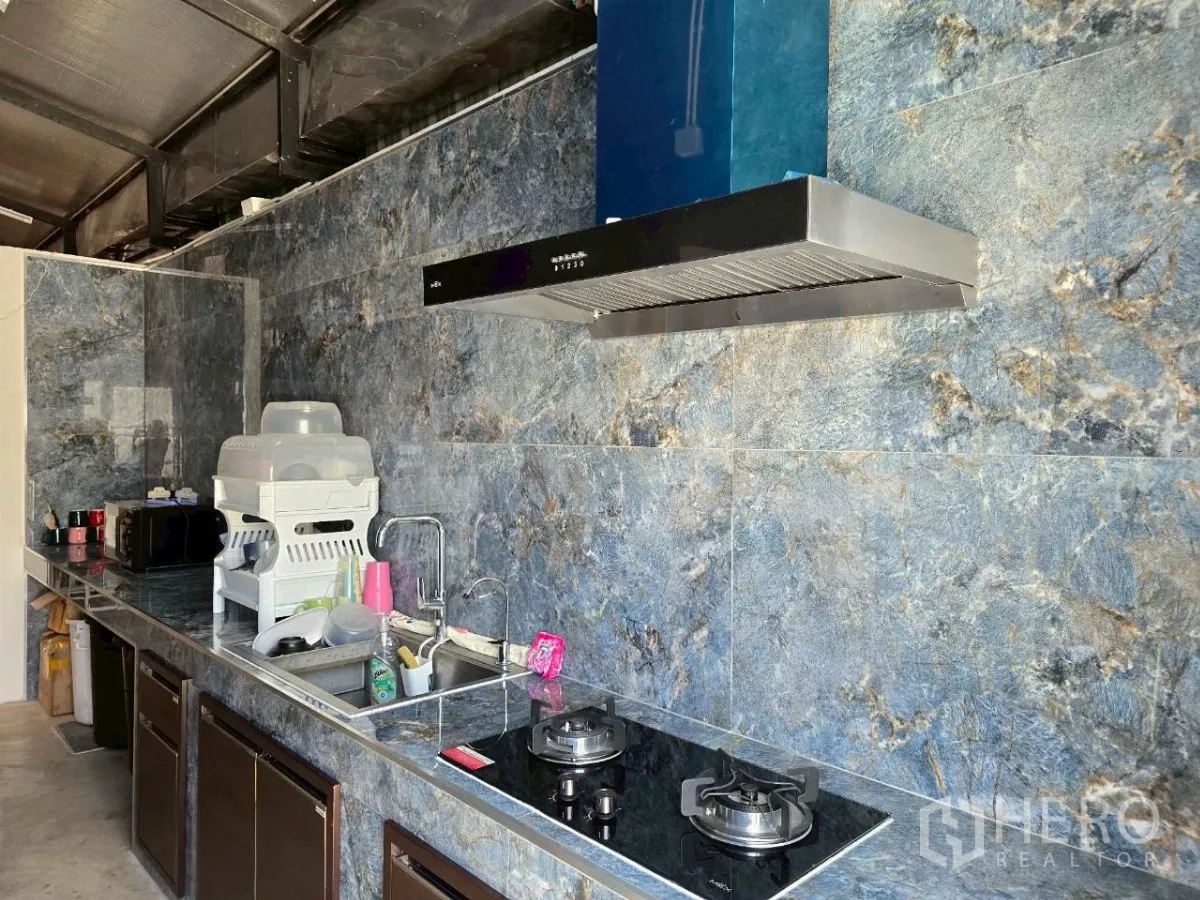 คลังสินค้า ให้เช่าหรือขายในKhlong Toei, Bangkok - เคาน์เตอร์ครัวบิวท์อิน เตาแก๊ส อ่างล้างจาน และเครื่องดูดควัน