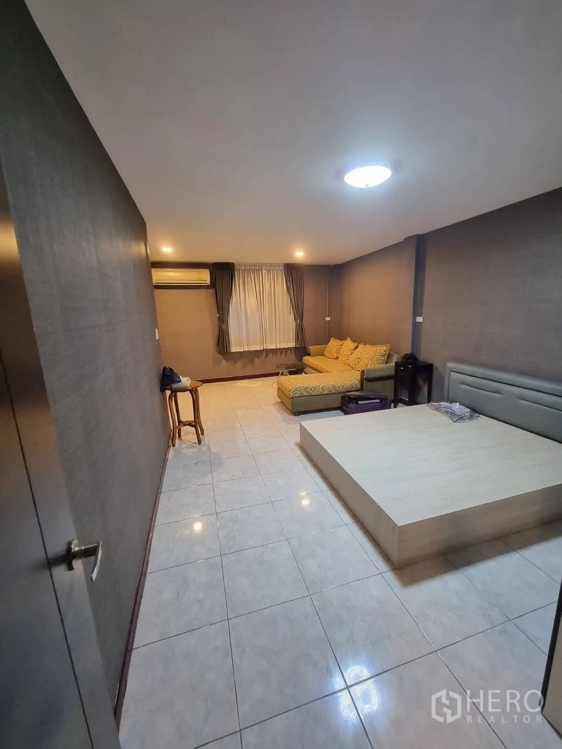 Townhouse for rent in Din Daeng, Bangkok - Another angle of the large room with sofa and platform bed base.