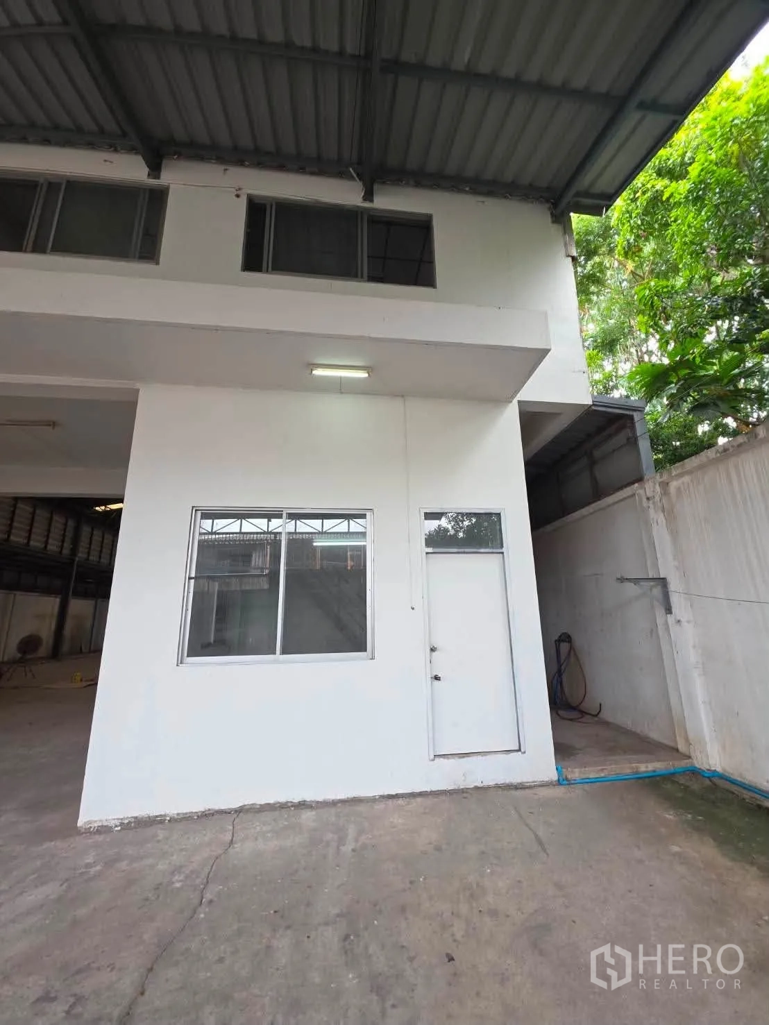 โกดัง for rent or sale in Phra Khanong, Bangkok - ด้านข้างอาคารสำนักงานใต้หลังคาพร้อมหน้าต่างและต้นไม้ด้านนอก