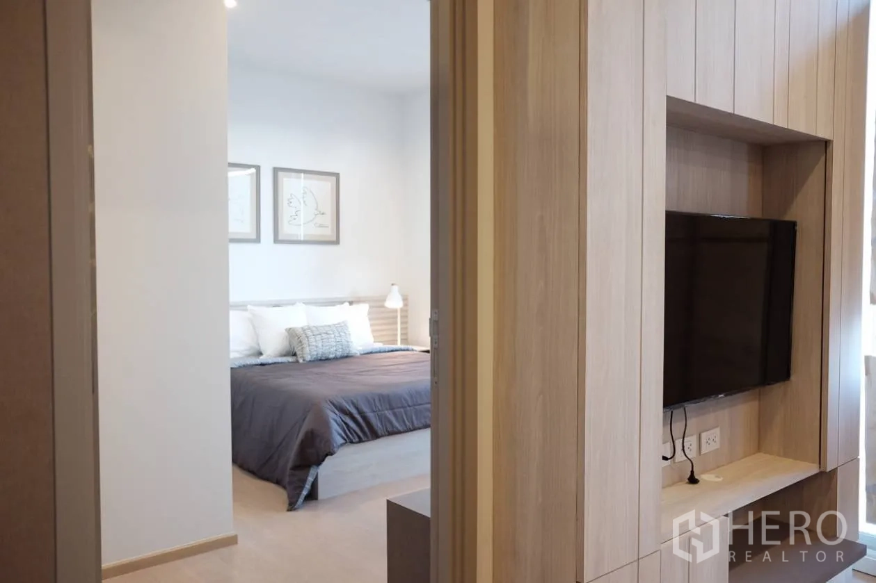 คอนโด ให้เช่าในWatthana, Bangkok - โถงทางเข้าพร้อมชั้นทีวีบิวท์อิน มองเห็นทางเข้าห้องนอน