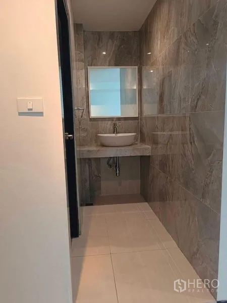 พื้นที่ขายปลีก ให้เช่า - ห้องล้างมือร่วมสมัย กรุผนังลายหิน อ่างล้างหน้าและกระจก