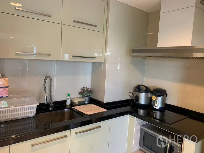 คอนโด ให้เช่าในKhlong Toei, Bangkok - ครัวบิวท์อิน เคาน์เตอร์หินสีดำ อ่างล้างจาน และเตาอบพร้อมเครื่องดูดควัน