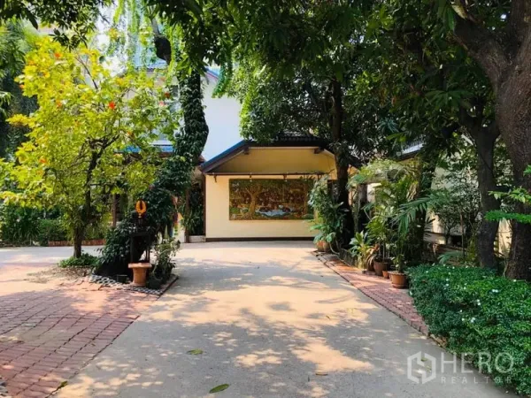 บ้าน ให้เช่าในKhlong Toei, Bangkok - ทางรถยนต์กว้าง มีสวนทรอปิคัลและศาลา/ที่จอดรถ