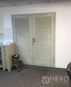 办公空间 出租在Khlong Toei, Bangkok - 办公室内百叶双门柜，旁有文件柜。